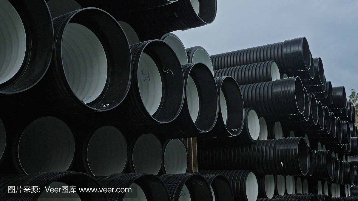 成品塑料管倉庫,工業戶外儲存場地。生產塑料水管的工廠。